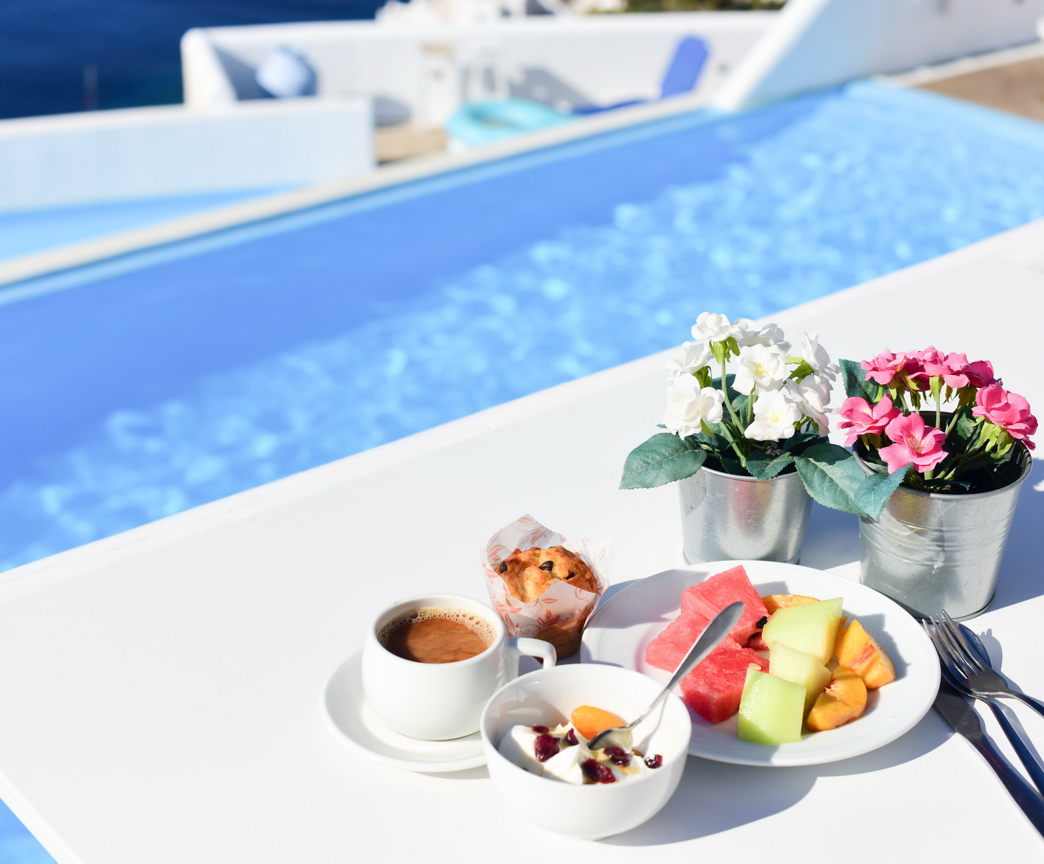 Petradi Hotel Ios breakfast by the pool